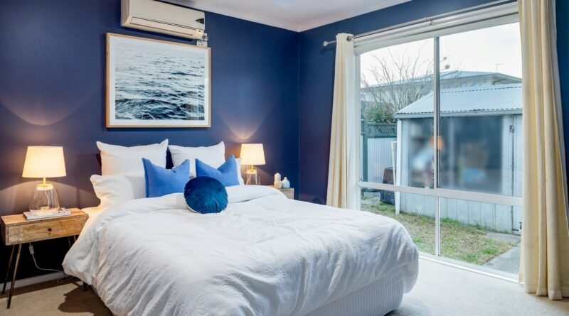 Blue bedroom ideas: a bedroom with blue walls and a white bed