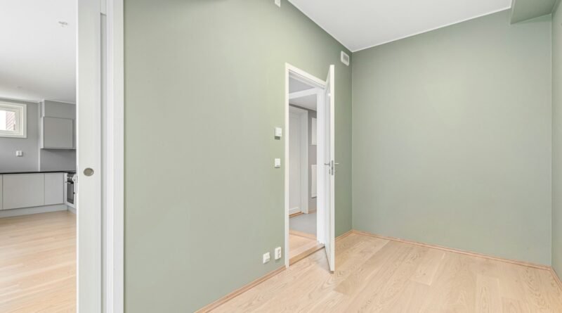 Green room with matching walls and trim, illustrating a color-drenched interior