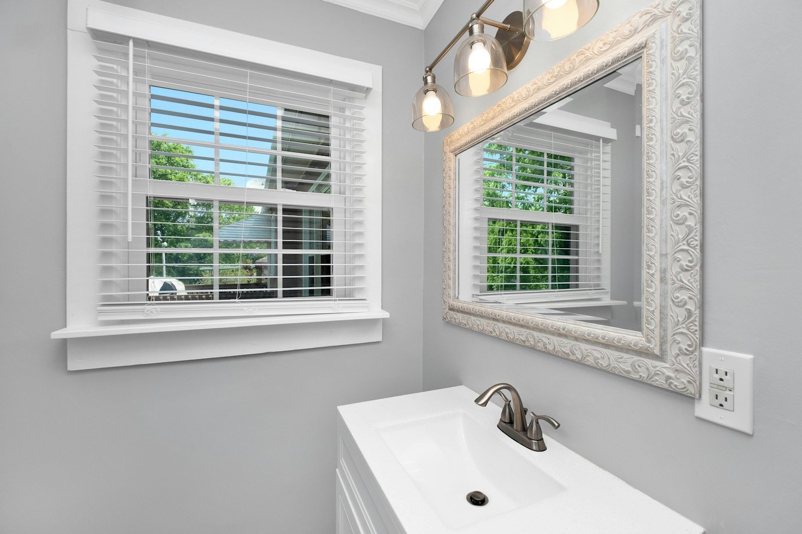 24 Small Bathroom Color Ideas That Make a Tiny Space Feel Bigger